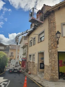 Restauración de tejado en calle estrecha