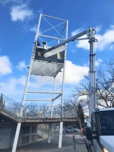 Instalación de lona publicitaria en estructura