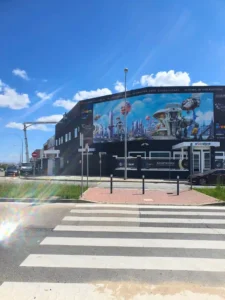 Instalación de lona publicitaria en estructura grandes dimensiones