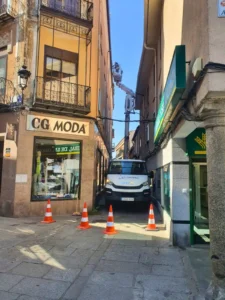Limpieza de canalones grúa con cesta elevadora en calle estrecha